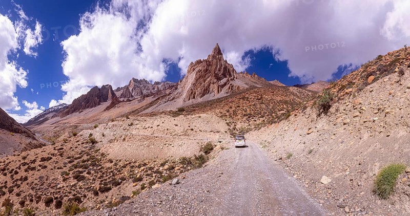 The gravel road to Photoksar village
