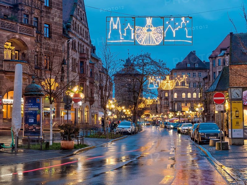 Evening shot in the Christmas decoration of Koenigstrasse