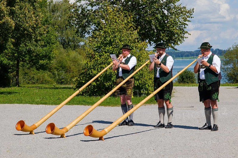 Alphorn blowers at the Forggensee