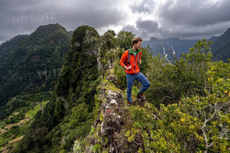 Hikers on the ridge of Pico do Alto