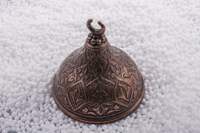Metal plate with floral patterns in White polystyrene foam balls
