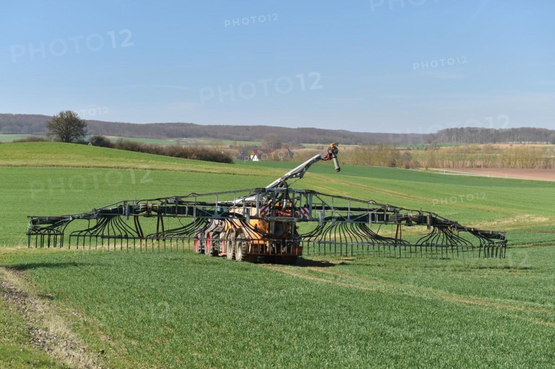 Slurry tanker brings slurry to a field