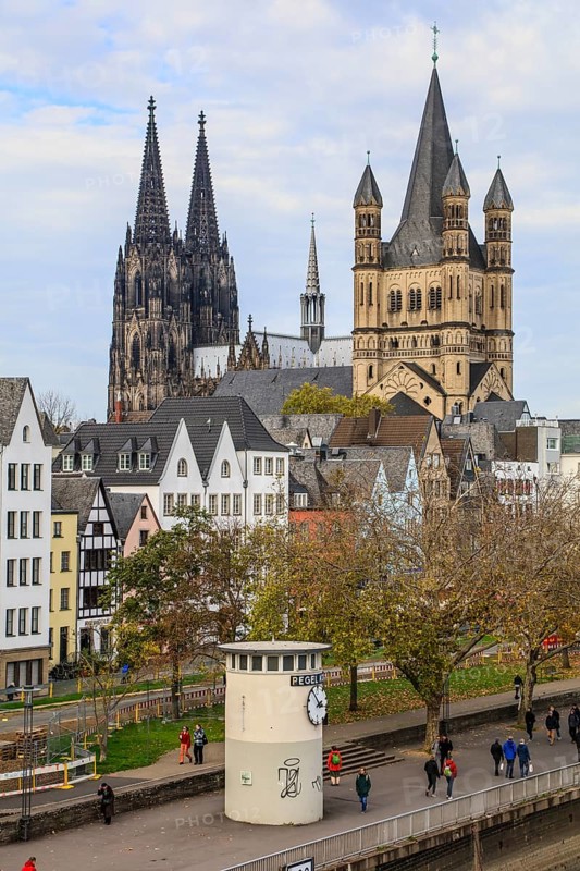 View from the Deutz Bridge over the Rhine to the bank of the Rhine at the Ley Stack with Cologne gauge