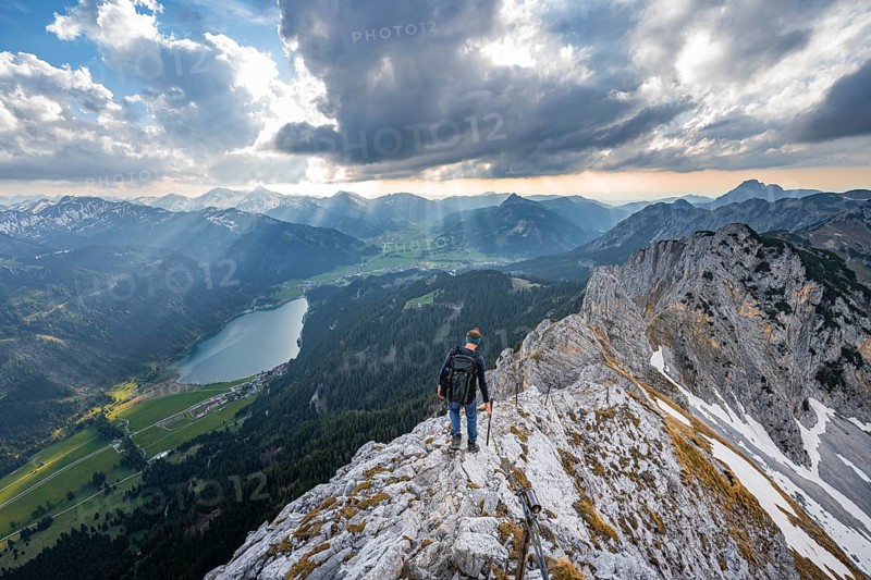Mountaineer on the ridge between Rote Flueh and Schartschrofen