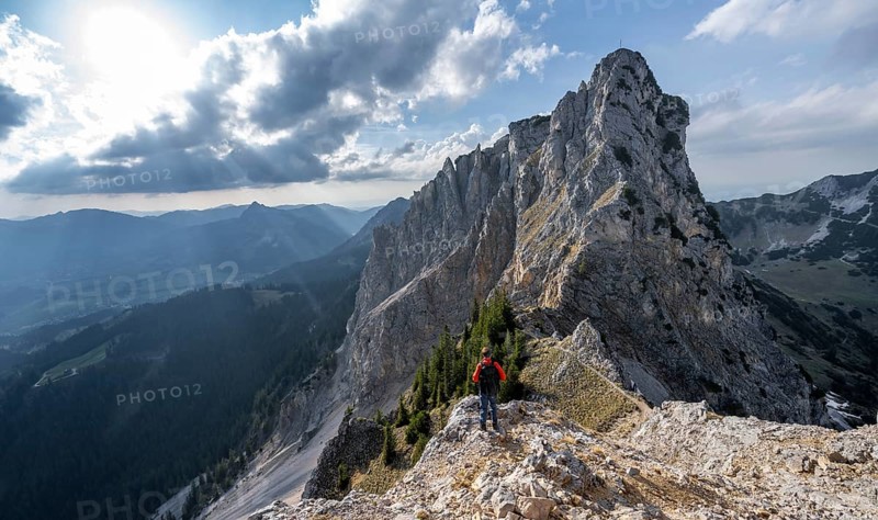 Climbers on the ridge between Rote Flueh and Schartschrofen