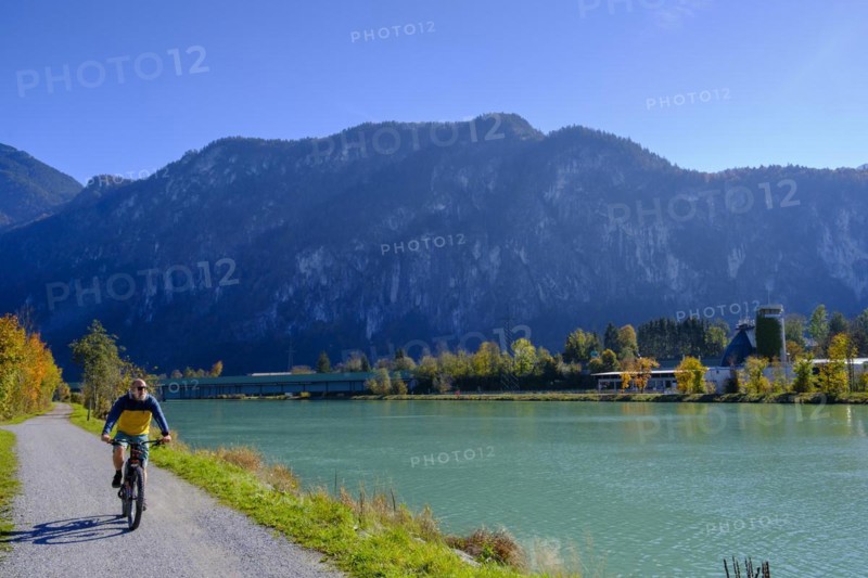 Cyclists on the Inn between Kiefersfelden and Kufstein