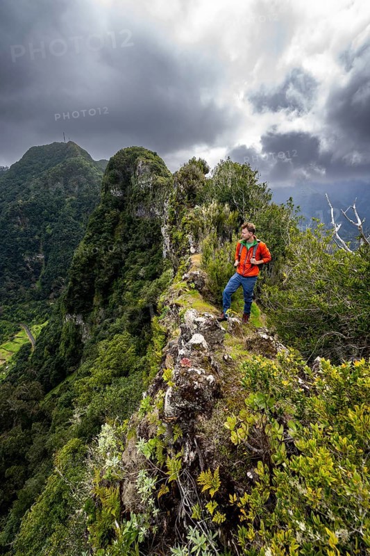Hikers on the ridge of Pico do Alto