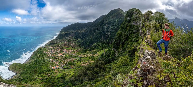 Hikers on the ridge of Pico do Alto