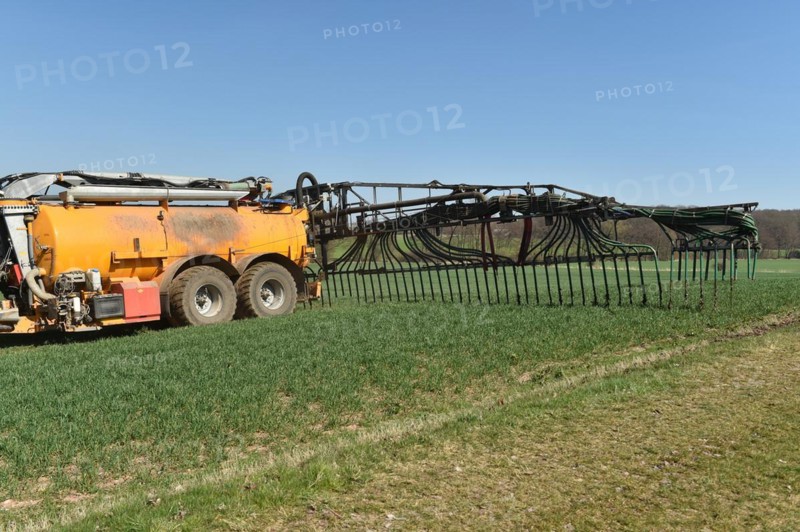 Slurry tanker brings slurry to a field