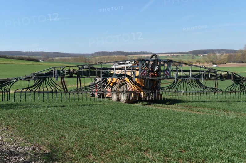 Slurry tanker brings slurry to the field