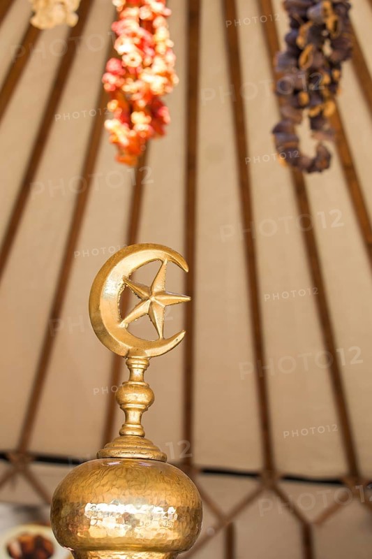Metal islamic crescent moon icon