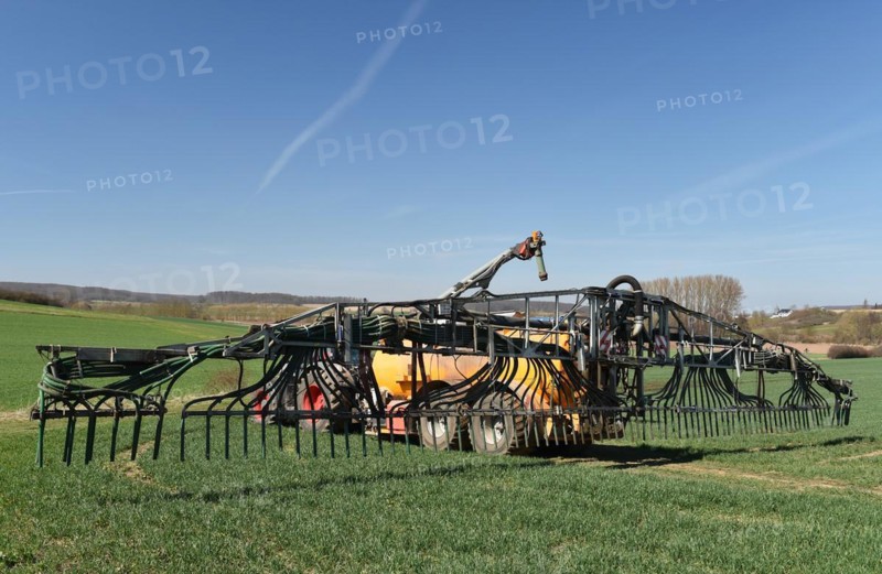 Slurry tanker brings slurry to a field