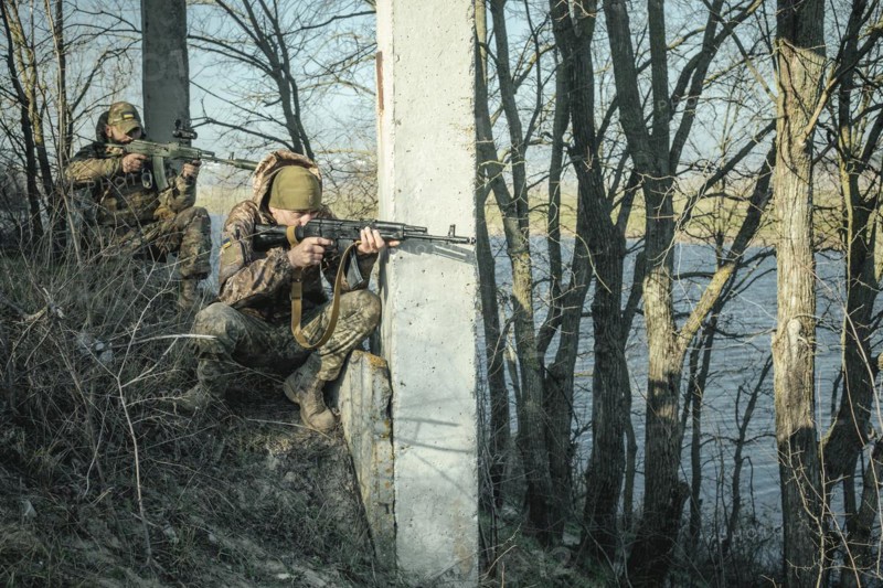 Ukrainian soldiers during a patrol along the Ingulez River. In the small town of Snihurivka