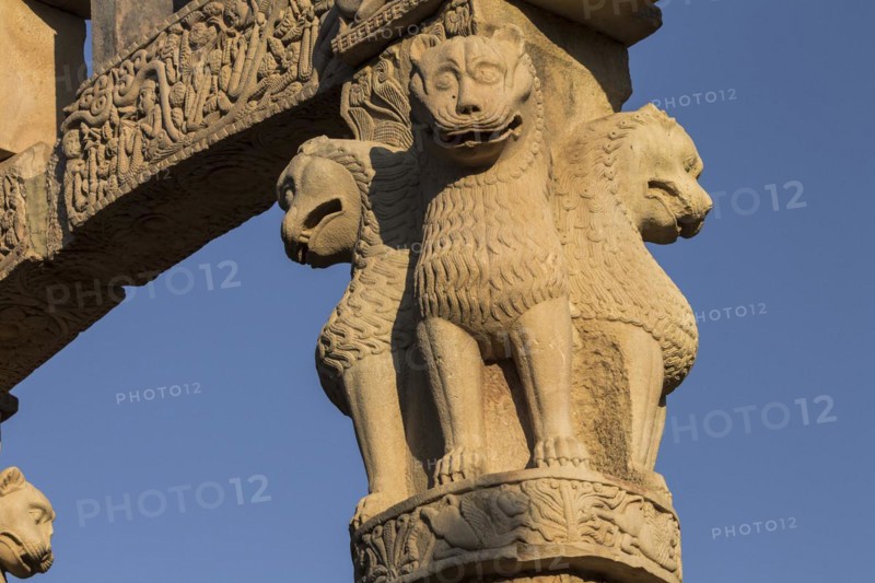 Lions elaborately carved on the columns of South Torana