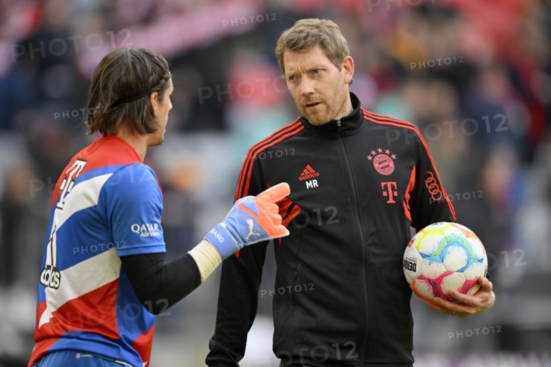 New goalkeeper coach Coach Michael Rechner FC Bayern Munich FCB with goalkeeper Yann Sommer FC Bayern Munich FCB