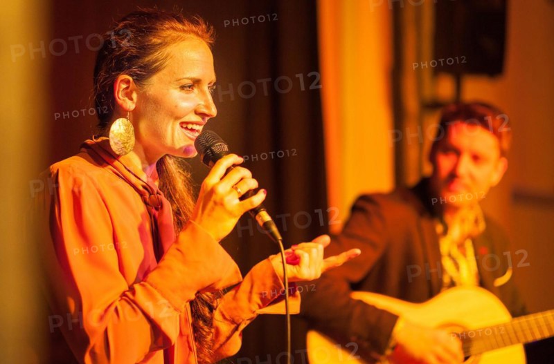 Singer Stephanie Neigel at a concert in the culture room of the Rommelmuehle