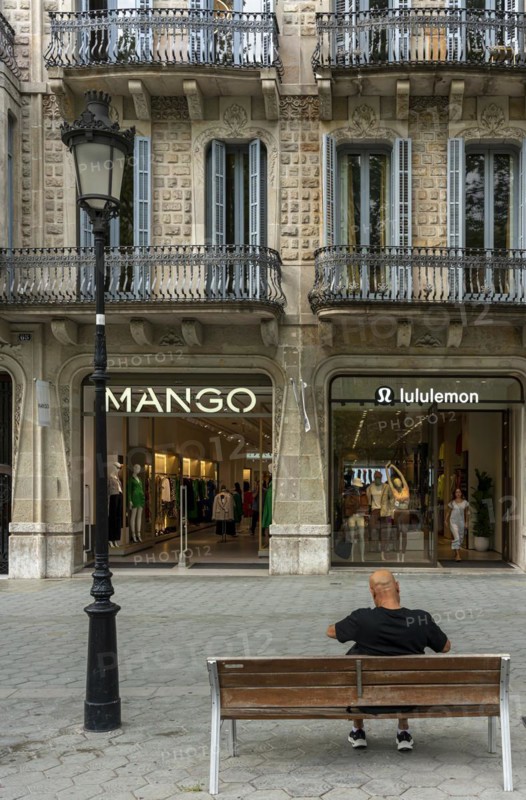 Houses and shops on the boulevard Passeig de Gracia