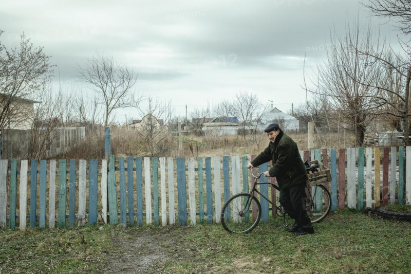 A man on his bicycle on his way home