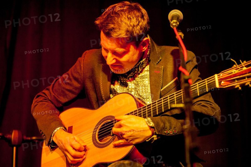 Guitarist Daniel Stelter at a concert in the culture room of the Rommelmuehle