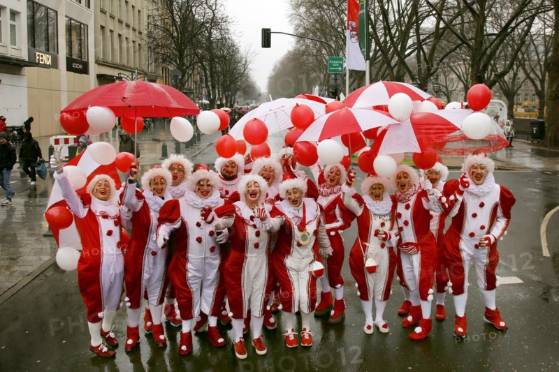 Jecken at the Koe bustle on Koenigsallee in rainy weather