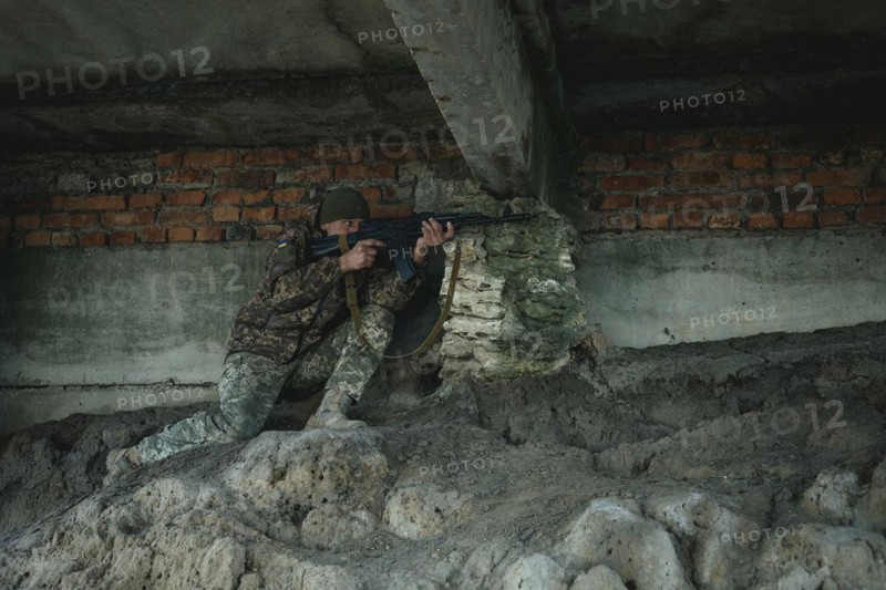 Ukrainian soldiers during a patrol along the Ingulez River. In the small town of Snihurivka