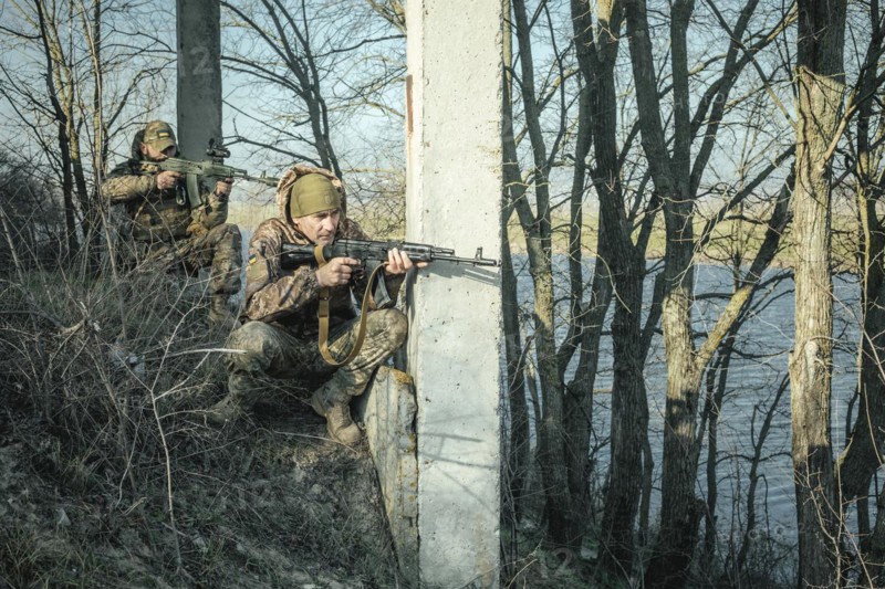 Ukrainian soldiers during a patrol along the Ingulez River. In the small town of Snihurivka
