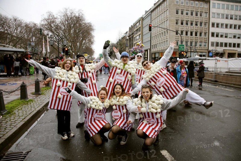 Jecken at the Koe bustle on Koenigsallee in rainy weather