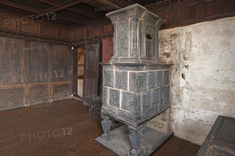 Tiled stove made of grafitted tiles