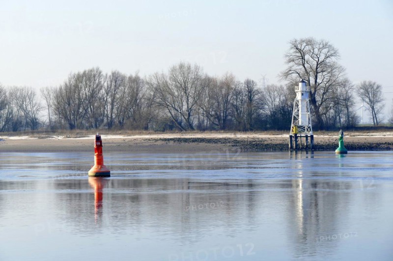 View across the Weser to the Weser island of Elsflether Sand