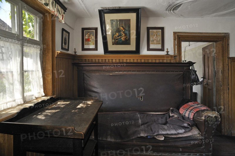 Stube mit Sofa und Schreibtisch zur Zeit um 1920