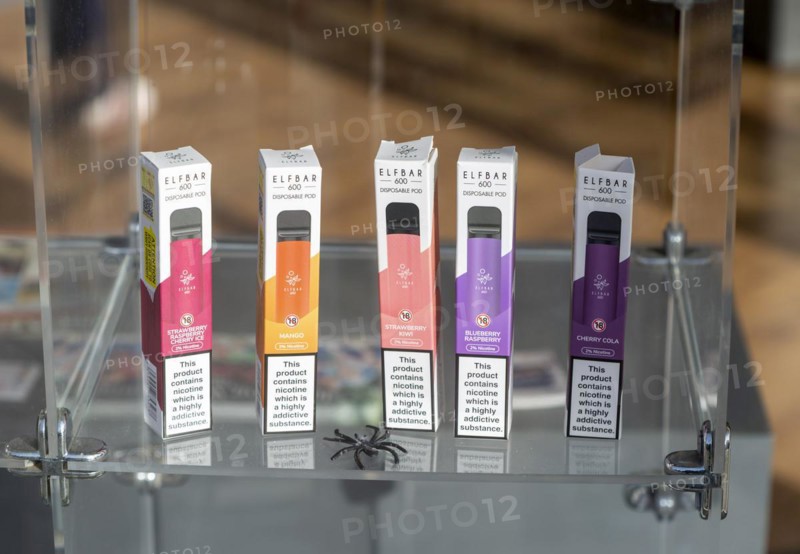 Elebar 600 disposable flavoured pod nicotine vaping products shop window display