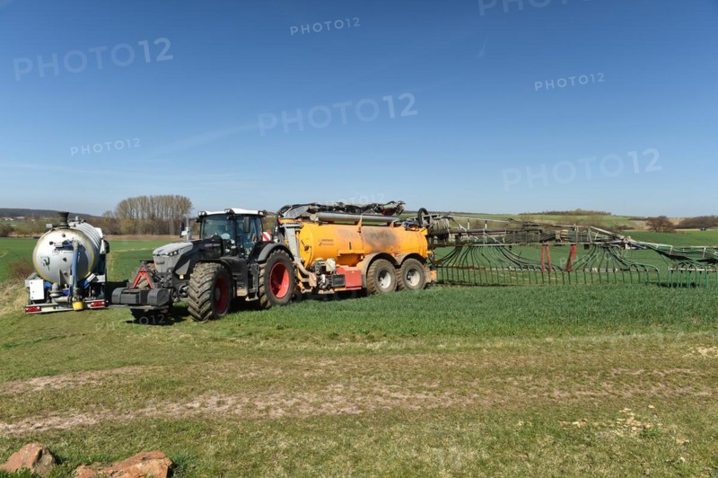 Slurry tanker brings slurry to the field