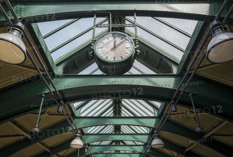Station clock at the U station Eberswalder Strasse