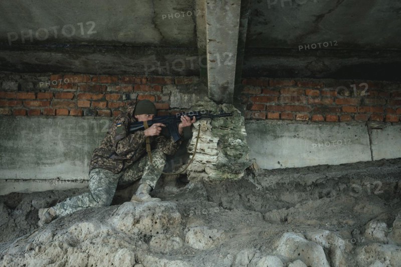Ukrainian soldiers during a patrol along the Ingulez River. In the small town of Snihurivka