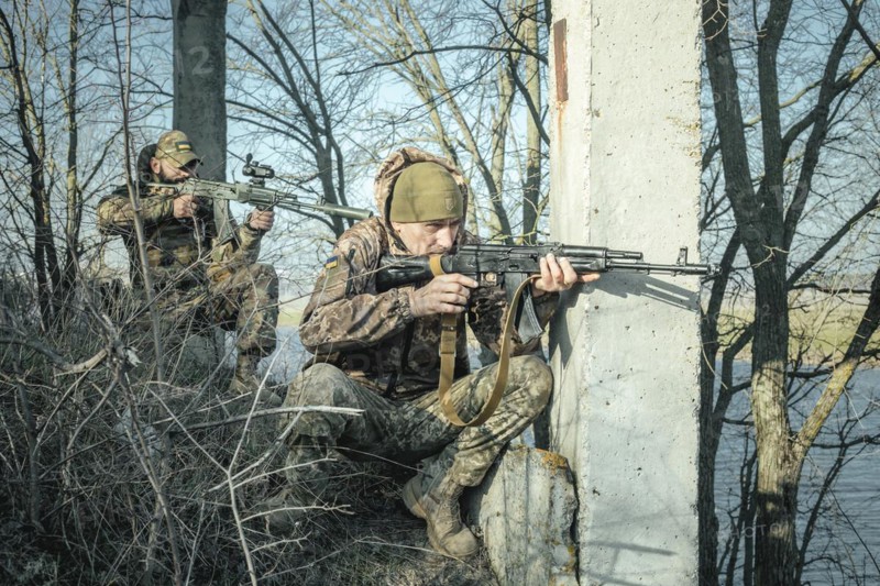 Ukrainian soldiers during a patrol along the Ingulez River. In the small town of Snihurivka
