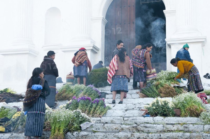 Flower sellers on the steps of Iglesia de Santo Tomas