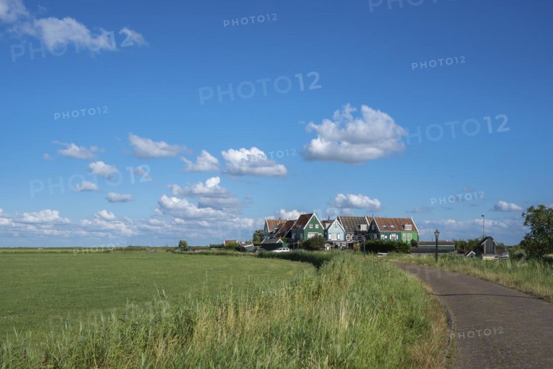Characteristic houses of the hamlet of Hoefe south of the canal