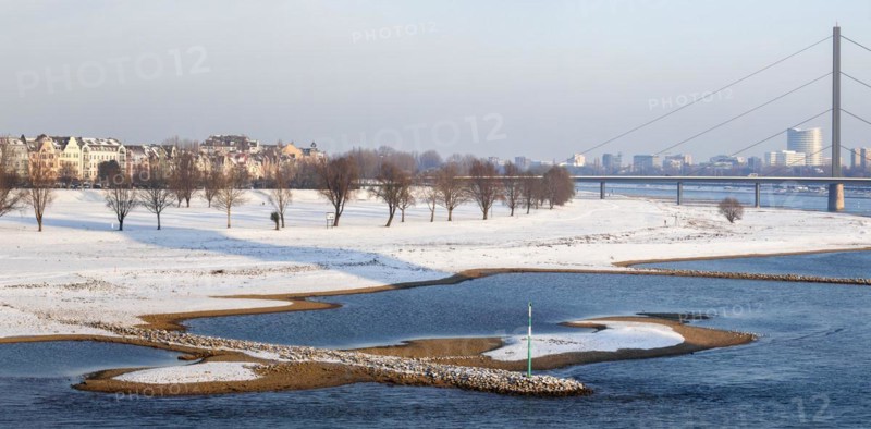 View of the Oberkassel Rhine bank in the snow from the Rheinknie Bridge