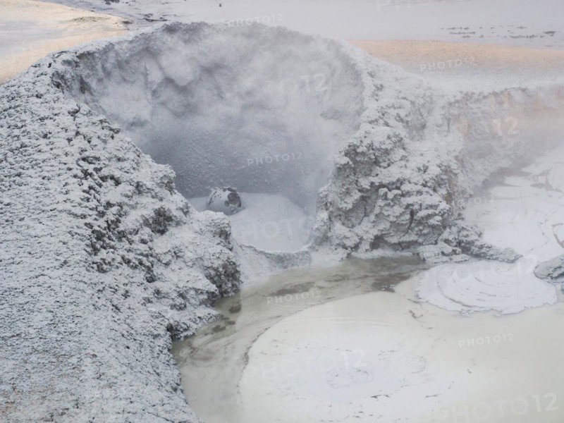 Smacking and bubbling mud springs