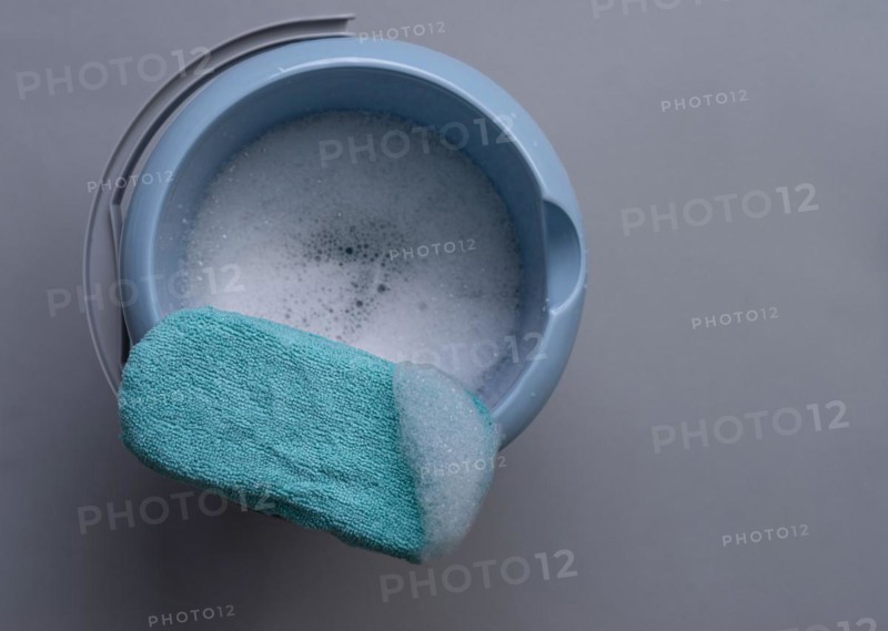 Cleaning sponge with cleaning bucket and foam