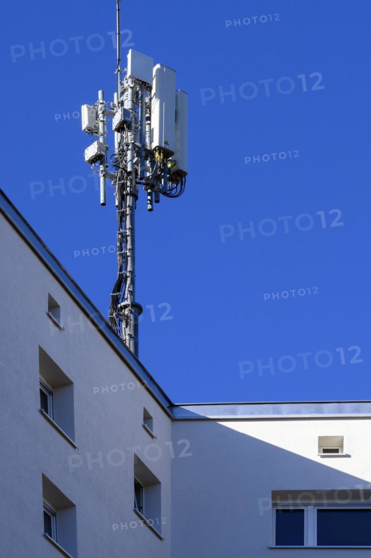 Antenna mast on flat roof