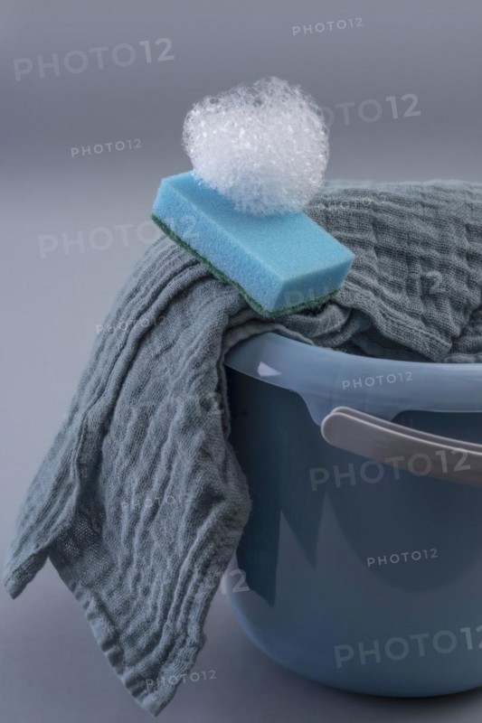 Cleaning bucket with cleaning cloth