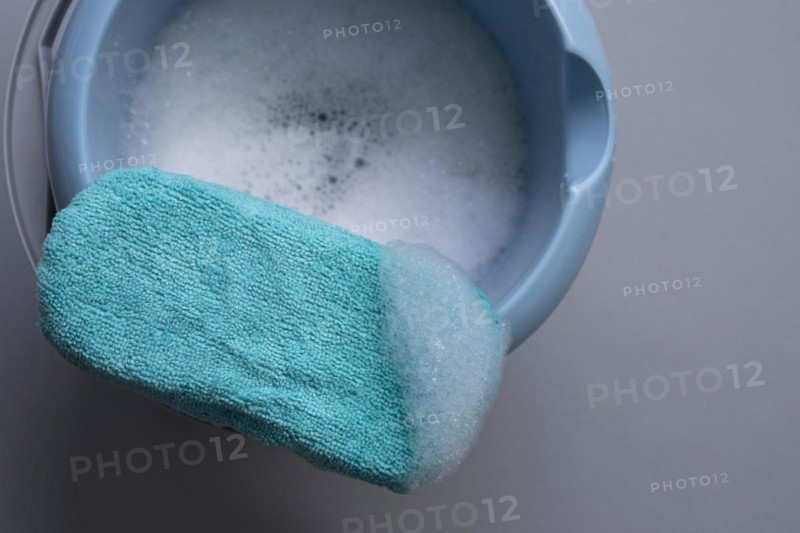 Cleaning sponge with cleaning bucket and foam