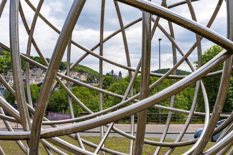 Skultur wire spans the world on the Selve roundabout with a view of Altena Castle