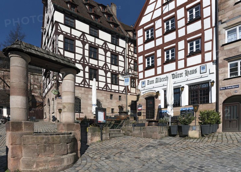 Historic draw well at Tiergaertnertorplatz