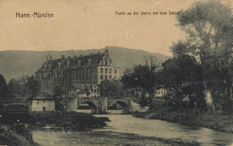 Partie an der Werra mit dem Schloss in Hannoversch Muenden