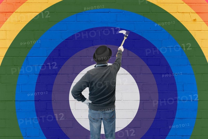 Artist paints a circular rainbow