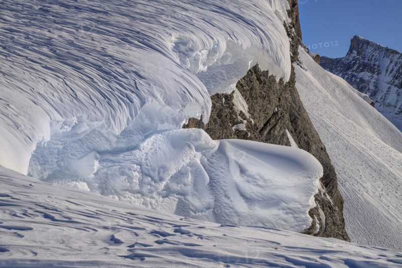 Structured snow cornices in an ice and snow landscape