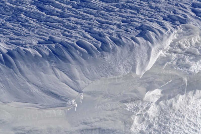 Structured snow cornices in an ice and snow landscape