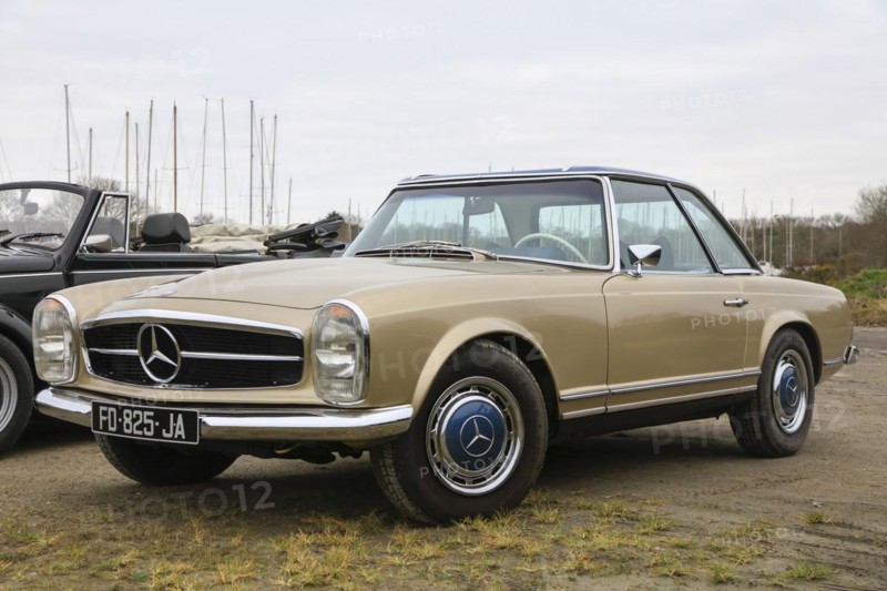 Mercedes-Benz W 113 two-seater folding-roof convertible Pagoda